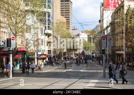 Eine Straßenbahn der Linie 3, die sich der Chinatown nähert, hält an der George Street in Sydney Stockfoto