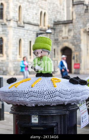 Windsor, Großbritannien. 15.. September 2022. Ein von Ickenham Postbox Toppers in Tribut an Königin Elizabeth II. Hergerstellter Postbox-Topper ist vor Windsor Castle abgebildet. Königin Elizabeth II., die älteste Monarchin Großbritanniens, starb am 8.. September im Alter von 96 Jahren in Balmoral und wird nach einem Staatsbegräbnis in Westminster Abbey am 19.. September in der Gedenkkapelle von König George VI in Windsor begraben. Kredit: Mark Kerrison/Alamy Live Nachrichten Stockfoto