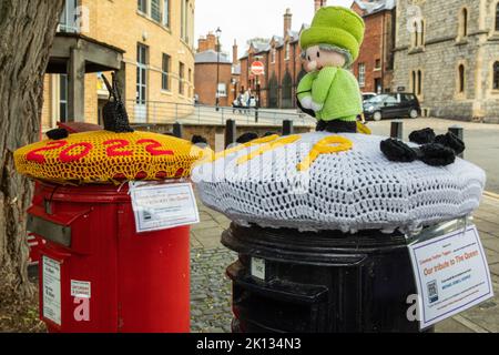 Windsor, Großbritannien. 15.. September 2022. Postbox-Topper, die von Ickenham vorbereitet wurden Postbox Toppers zu Ehren von Königin Elizabeth II. Sind vor Windsor Castle abgebildet. Königin Elizabeth II., die älteste Monarchin Großbritanniens, starb am 8.. September im Alter von 96 Jahren in Balmoral und wird nach einem Staatsbegräbnis in Westminster Abbey am 19.. September in der Gedenkkapelle von König George VI in Windsor begraben. Kredit: Mark Kerrison/Alamy Live Nachrichten Stockfoto