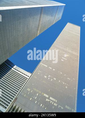 Blick direkt auf die Twin Towers des World Trade Center, Manhattan, New York, USA Stockfoto