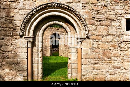 ST MARYS KIRK AUCHINDOIR ABERDEENSHIRE SCHOTTLAND SOMMER EIN TOR IN DER SÜDWAND Stockfoto