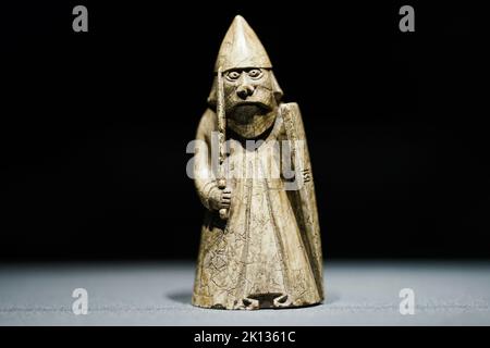 Mannheim, Deutschland. 15. September 2022. Ein Schachstück aus dem Set 'Lewis Chessmen' ist in den Reiss-Engelhorn Museen in der Sonderausstellung 'die Normannen' zu sehen. Die Ausstellung 'die Normannen' beginnt am kommenden Sonntag (18.09.2022). Quelle: Uwe Anspach/dpa/Alamy Live News Stockfoto