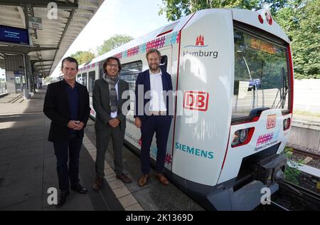 15. September 2022, Hamburg: Anjes Tjarks (r-l, Bündnis 90/die Grünen), Senator für Verkehr und Mobilitätswandel, Dean Balatinac, Leiter Schienenvertrieb, Siemens Mobility, und Kay Arnecke, Geschäftsführer der S-Bahn Hamburg GmbH, stehen am Bahnhof Bergedorf vor einer digitalen S-Bahn der Linie S2. Ab September 15 fahren auf der Linie S2 zwischen Berliner Tor und Bergedorf regelmäßig digital gesteuerte S-Bahnen. Foto: Marcus Brandt/dpa Stockfoto