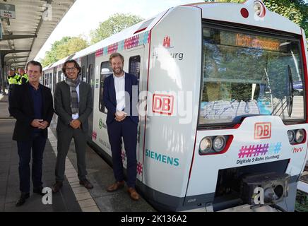 15. September 2022, Hamburg: Anjes Tjarks (r-l, Bündnis 90/die Grünen), Senator für Verkehr und Mobilitätswandel, Dean Balatinac, Leiter Vertrieb Schienenverkehr Siemens Mobility, und Kay Arnecke, Geschäftsführer der S-Bahn Hamburg GmbH, stehen am Bahnhof Bergedorf auf der Linie S2 vor einer digitalen S-Bahn. Ab September 15 fahren auf der Linie S2 zwischen Berliner Tor und Bergedorf regelmäßig digital gesteuerte S-Bahnen. Foto: Marcus Brandt/dpa Stockfoto