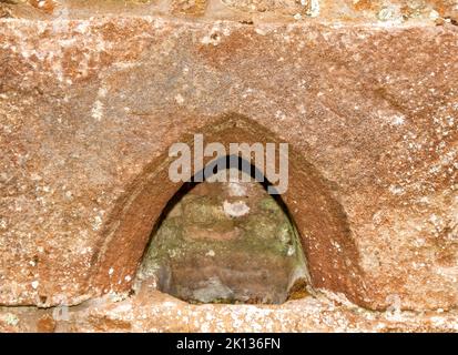 ST MARYS KIRK AUCHINDOIR ABERDEENSHIRE SCOTLAND SUMMER CHURCH INNENRAUM DER PISCINA Stockfoto