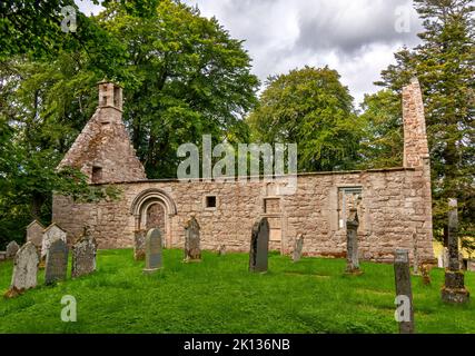 ST MARYS KIRK AUCHINDOIR ABERDEENSHIRE SCHOTTLAND SOMMER DER FRIEDHOF UND KIRCHE GEBÄUDE AUS DEM SÜDEN Stockfoto