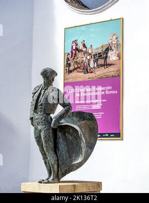 Statue eines Matadors, Torero, in Ronda, Provinz Malaga, Spanien außerhalb der beeindruckenden Stierkampfarena, im Zentrum der romantischen Stadt Ronda, in der Nähe von Malag Stockfoto