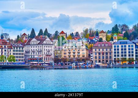 LUZERN, SCHWEIZ - 30. MÄRZ 2022: Modische historische Häuser am Schwanenplatz, am 30. März in Luzern, Schweiz Stockfoto