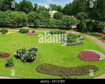 Der wunderschöne und üppige Park, der den Katharinepalast umgibt, befindet sich in der Stadt Tsarskoye Selo (Puschkin), St. Petersburg, Russland Stockfoto