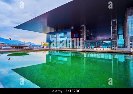 LUZERN, SCHWEIZ - 30. MÄRZ 2022: Die Fassade des modernen Kultur- und Kongresszentrums, am 30. März in Luzern, Schweiz Stockfoto
