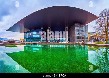 LUZERN, SCHWEIZ - 30. MÄRZ 2022: Panorama des Kultur- und Kongresszentrums (Luzern KKL), am 30. März in Luzern, Schweiz Stockfoto