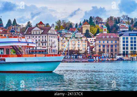 LUZERN, SCHWEIZ - 30. MÄRZ 2022: Das Passagierboot am Pier am Luzerner See, am 30. März in Luzern, Schweiz Stockfoto