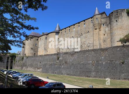 SEDAN, FRANKREICH, 6. AUGUST 2022: Blick auf das Schloss von Sedan (Château de Sedan) in den Ardennen, in Grand-est. Die mittelalterliche Burg ist eine der größten in E Stockfoto