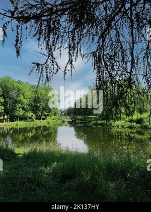 Der wunderschöne und üppige Park, der den Katharinepalast umgibt, befindet sich in der Stadt Tsarskoye Selo (Puschkin), St. Petersburg, Russland Stockfoto