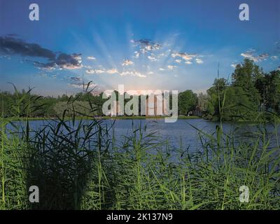 Der wunderschöne und üppige Park, der den Katharinepalast umgibt, befindet sich in der Stadt Tsarskoye Selo (Puschkin), St. Petersburg, Russland Stockfoto