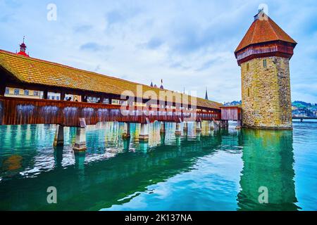 Atemberaubende Kapellbrücke, die älteste Holzbrücke Europas, Luzern, Schweiz Stockfoto