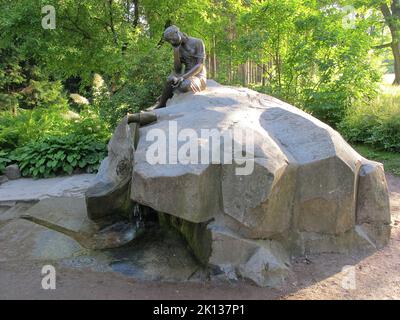 Der wunderschöne und üppige Park, der den Katharinepalast umgibt, befindet sich in der Stadt Tsarskoye Selo (Puschkin), St. Petersburg, Russland Stockfoto