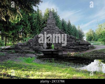 Der wunderschöne und üppige Park, der den Katharinepalast umgibt, befindet sich in der Stadt Tsarskoye Selo (Puschkin), St. Petersburg, Russland Stockfoto