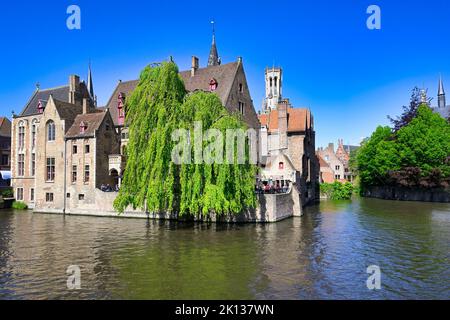 Berühmter Kanal von Rozenhoedkaai und der Belfried im Hintergrund, Brügge, UNESCO-Weltkulturerbe, Belgien, Europa Stockfoto