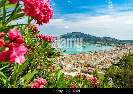 Malerische Aussicht auf die Altstadt von Zakynthos und das Meer vom ikonischen Aussichtspunkt Bohali auf dem blühenden Hügel, Zakynthos, Ionische Inseln, griechische Inseln, Griechenland, Europa Stockfoto