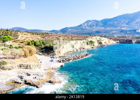 Wellen des türkisfarbenen Meeres, die am kleinen Hafen von Pessada auf Felsen krachen, Luftaufnahme, Kefalonia, Ionische Inseln, griechische Inseln, Griechenland, Europa Stockfoto