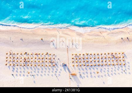 Luftaufnahme von Sonnenschirmen am berühmten Myrtos Strand bei Sonnenuntergang, Kefalonia, Ionische Inseln, Griechische Inseln, Griechenland, Europa Stockfoto