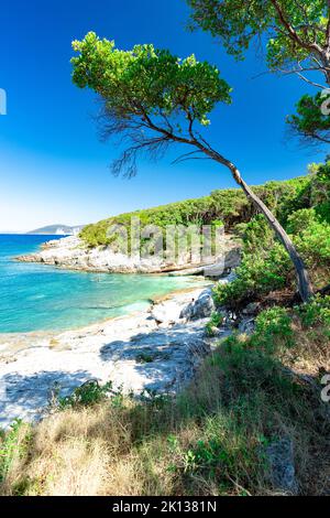 Der klare Himmel über dem kristallklaren Wasser des Ionischen Meeres wäscht den idyllischen Strand von Kimilia, Fiskardo, Kefalonia, Ionische Inseln, griechische Inseln, Griechenland, Europa Stockfoto