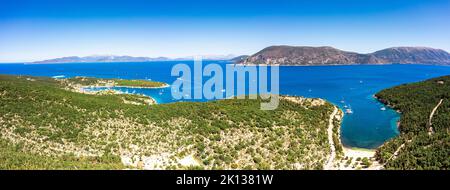 Luftaufnahme von grünen Wäldern rund um das blaue Meer am idyllischen Foki-Strand, Fiskardo, Kefalonia, Ionische Inseln, griechische Inseln, Griechenland, Europa Stockfoto