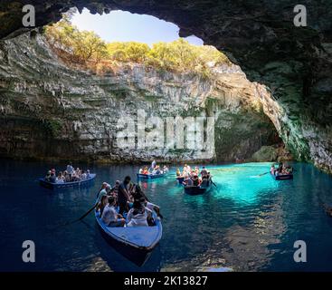 Touristenboote im kristallklaren blauen Wasser der Höhle des Melissani-Sees, Kefalonia, Ionische Inseln, griechische Inseln, Griechenland, Europa Stockfoto