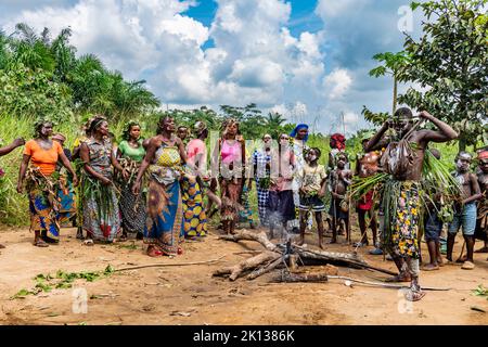 Traditionelles Pygmy-Ringen, Kisangani, Demokratische Republik Kongo, Afrika Stockfoto