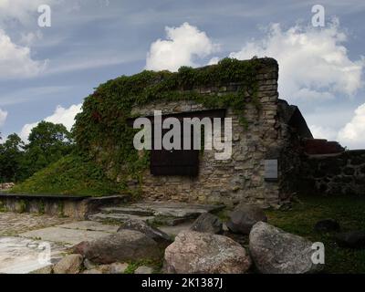 Die majestätische mittelalterliche Burg von Turaida, Sommerlandschaft. Nationalpark Gauja, Sigulda, Lettland (12) Stockfoto