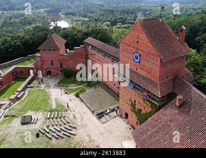 Die majestätische mittelalterliche Burg von Turaida, Sommerlandschaft. Nationalpark Gauja, Sigulda, Lettland (12) Stockfoto