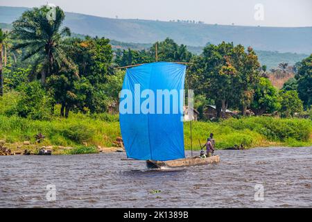 Traditionelles Segelboot auf dem Fluss Kongo, Demokratische Republik Kongo, Afrika Stockfoto