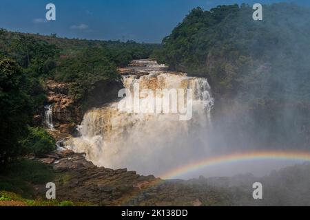 Regenbogen am Zongo Wasserfall am Inkisi Fluss, Demokratische Republik Kongo, Afrika Stockfoto