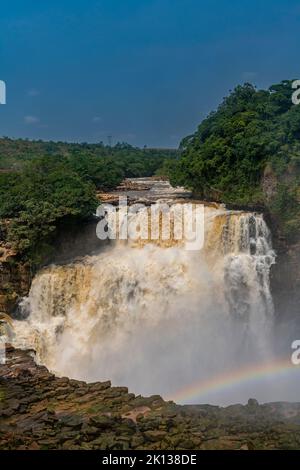 Regenbogen am Zongo Wasserfall am Inkisi Fluss, Demokratische Republik Kongo, Afrika Stockfoto