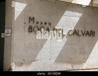 Benidorm, Alicante, Spanien - 11. September 2022: Haupteingang und Fassade des Boca del Calvari Museums in Benidorm Stockfoto