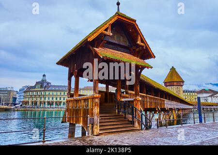 Der Eingang zur hölzernen Kapellbrücke vom Rosengarten Platz der Altstadt in Luzern, Schweiz Stockfoto