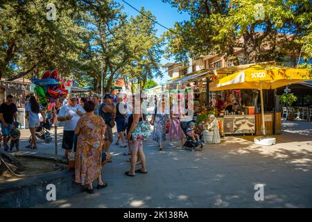 Manavgat, Türkei - 8. September 2022: Menschen kaufen Souvenirs in der Nähe des natürlichen Wahrzeichen manavgat Wasserfall mit Wasserfall Seenlandschaft in der Nähe von Manavgat Stockfoto