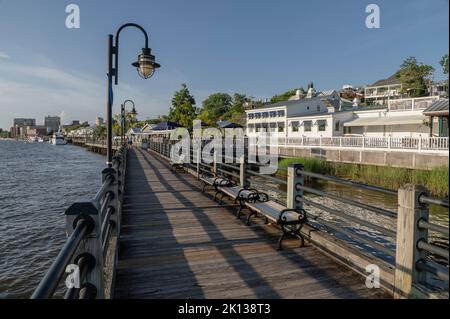 Sonnenuntergang auf dem Riverwalk entlang des Cape Fear River, Wilmington, North Carolina, Vereinigte Staaten von Amerika, Nordamerika Stockfoto