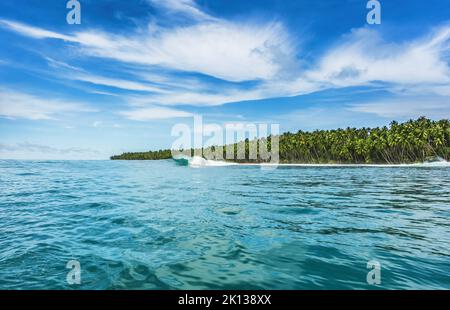 Wellenbrecher am Strand einer tropischen Insel Stockfoto