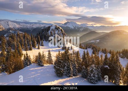 Wintersaison in den Orobie Alpen während des Sonnenaufgangs, Presolana Gipfel in der Provinz Bergamo, Lombardei Bezirk, Italien, Europa Stockfoto