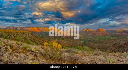 Das Dorf Oak Creek auf der Südseite von Sedona, vom südlichen Ende des Flughafens Mesa in der Nähe von Sunset, Arizona, Vereinigte Staaten von Amerika Stockfoto