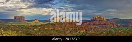 Das Dorf Oak Creek auf der Südseite von Sedona vom Airport Loop Trail aus gesehen, Arizona, USA, Nordamerika Stockfoto