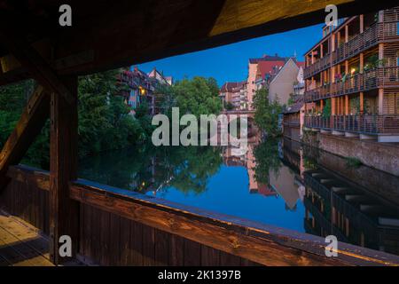 Wohngebäude entlang der Pegnitz von der hölzernen Henkersteg-Brücke aus gesehen, Nürnberg, Bayern, Deutschland, Europa Stockfoto