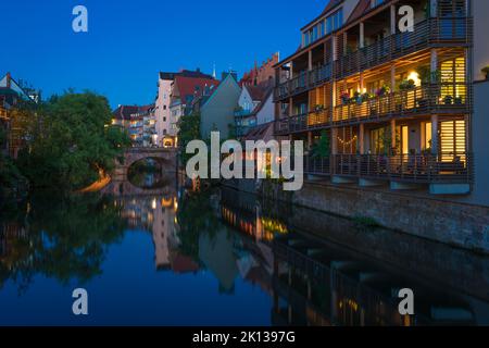 Wohngebäude entlang der Pegnitz von der Henkerstegbrücke aus gesehen, Nürnberg, Bayern, Deutschland, Europa Stockfoto
