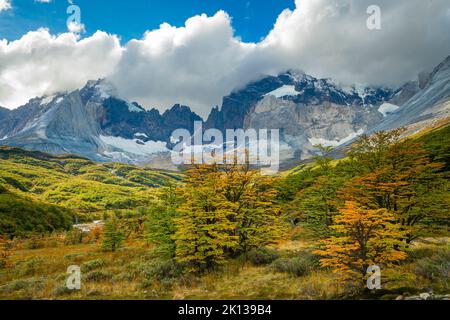 Berge rund um Valle Frances (Valle del Frances) im Herbst, Nationalpark Torres del Paine, Patagonien, Chile, Südamerika Stockfoto