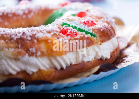 Köstliche Brioche gefüllt mit Creme und kandierten Früchten. Im Inneren befindet sich eine Figur eines Königs, die derjenige, der sie auf seinem Teller findet, von der Zahlung einer befreit ist Stockfoto