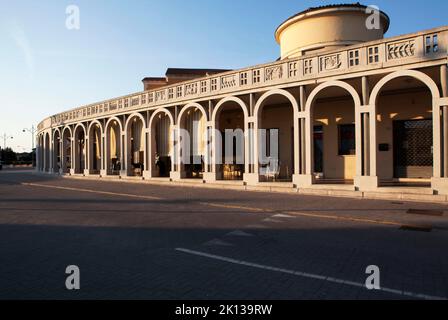 Der Portikus auf der Piazza di Saint Apollinare, Tresigallo, Provinz Ferrara, Emilia-Romagna, Italien, Europa Stockfoto