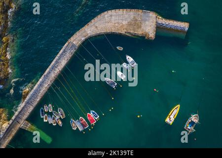 Luftaufnahme von Fischerbooten in Mevagissey Harbour, Cornwall, England, Vereinigtes Königreich, Europa Stockfoto