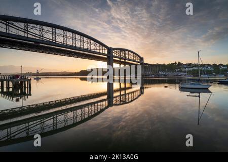 Sonnenaufgang über der Royal Albert Bridge, die den Fluss Tamar in Saltash, Cornwall, England, Großbritannien, Europa überspannt Stockfoto